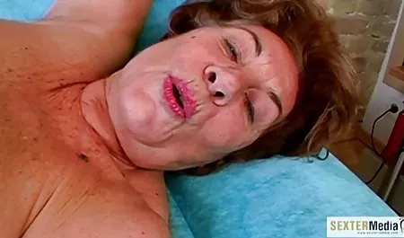 不潔なmilf strokingハードコック ギャル の フェラ